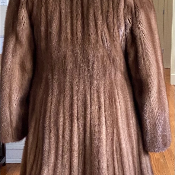 Ultra Soft Mink Fur Coat. Appx Size 8 - Picture 8 of 8